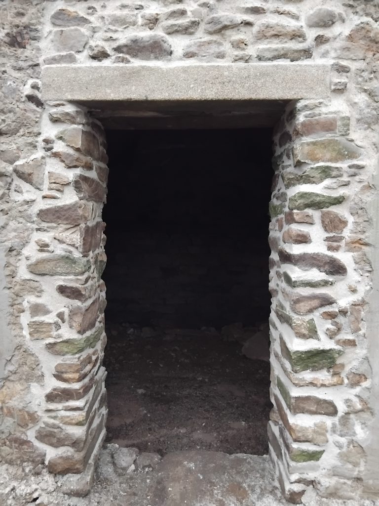 Ouverture et jointoyage dans un pignon de longère